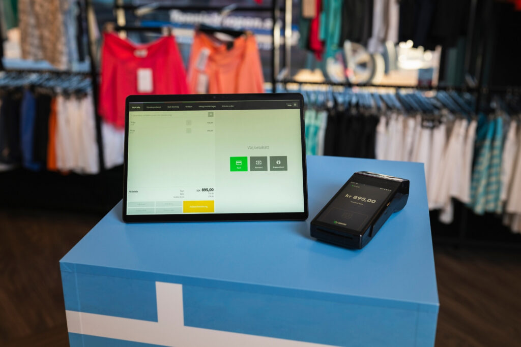 Specter POS-system på surfplatta med kortterminal i butiksmiljö.