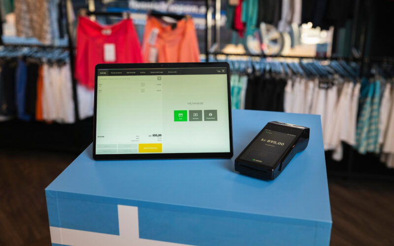 Specter POS-system på surfplatta med kortterminal i butiksmiljö.